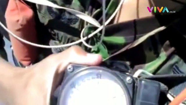 HEBOH! Prajurit TNI Buang Botol Plastik Saat Terjun Payung