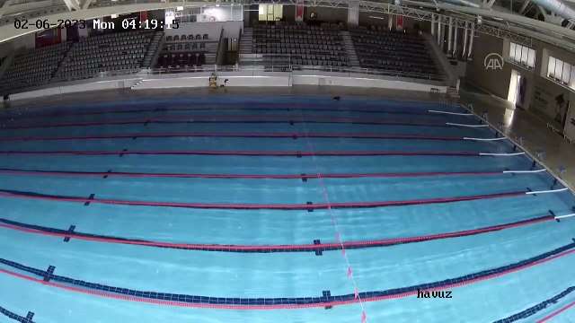 Depremde havuz işte böyle beşik gibi sallandı