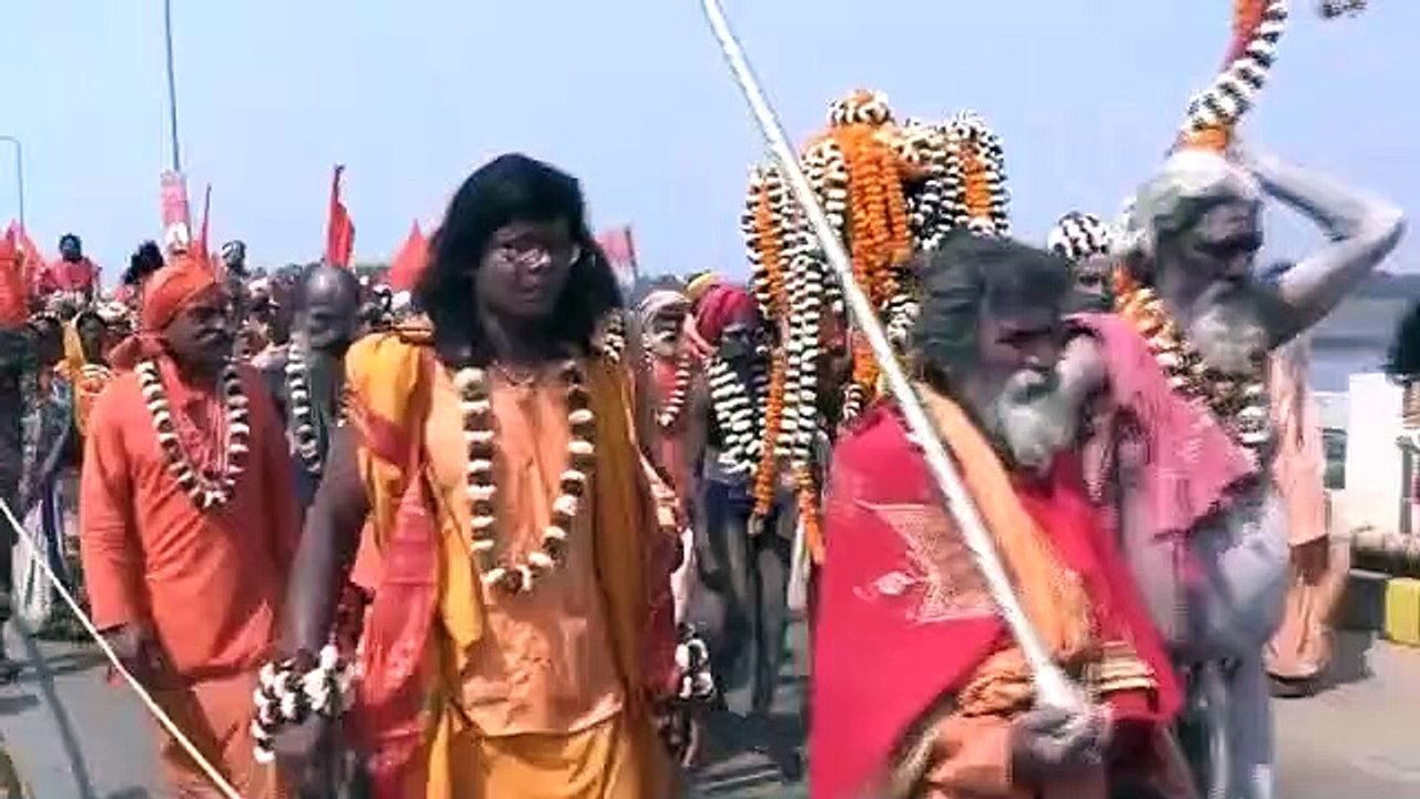 हर-हर महादेव जयकारे के  साथ त्रिवेणी संगम में साधु-संतों ने लगाई डुबकी