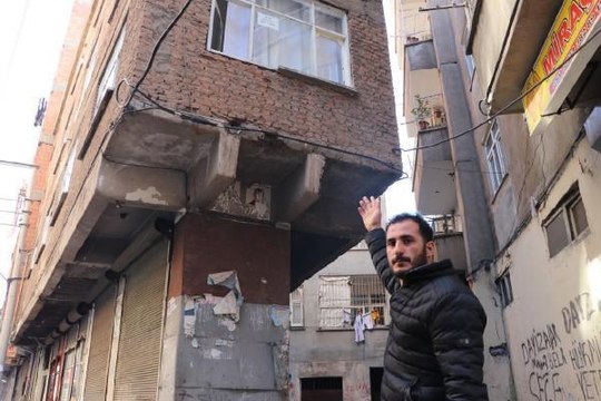FARKLI YAPISIYLA DİKKAT ÇEKEN 5 KOLONLU, 3 KATLI, 45 YILLIK BİNA ÇÖKME RİSKİYLE KARŞI KARŞIYA