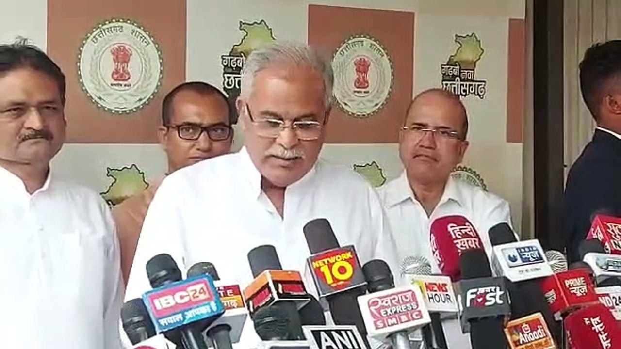 सीएम भूपेश का डॉ. रमन को पलटवार: चार वर्ष में अधिकारी पंजा छाप कैसे हो गए?