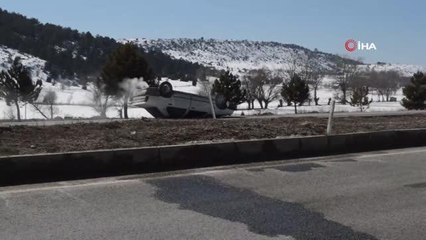 Kütahya'da yoldan çıkan otomobil takla attı: 2 yaralı
