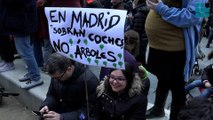 Tres niñas se abrazan a un árbol en la protesta contra la tala en Madrid Río