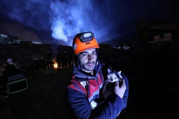 İTFAİYE ERİ, ENKAZDAN 129'UNCU SAATTE KURTARDIKLARI KEDİYİ SAHİPLENDİ