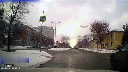 Mauvais karma pour ce conducteur trop pressé... police