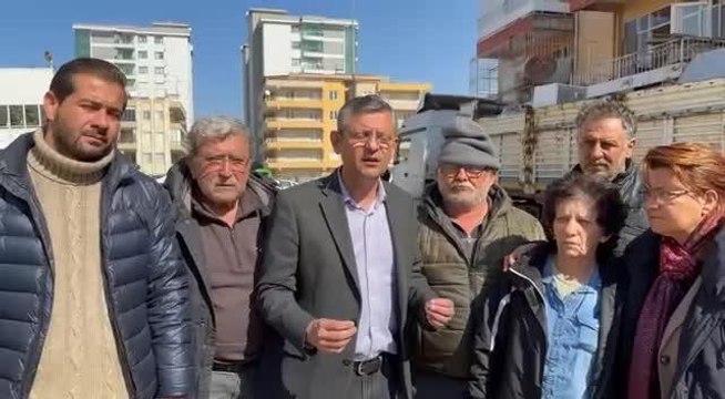 Özgür Özel, Deprem Bölgesi Hatay'da: Hasarlı Evlerin İçinden İnsanlar Eşyalarını Çıkarmak İstiyorlar.