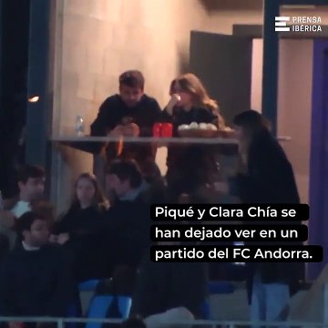 جيرارد بيكيه يستفز شاكيرا ويتبادل القبلات مع صديقته الجديدة