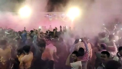 Скачать видео: राम नगरी में दूल्हा बनकर निकले भोलेनाथ के अद्भुद बाराती, भभूत के साथ उड़ाए गए अबीर गुलाल