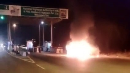 जौनपुर में चलती कार अचानक बनी आग का गोला, देखें वीडियो