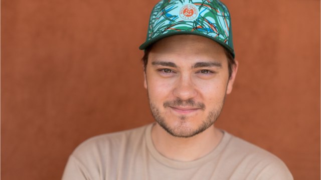 VOICI - Vous m'avez fait partir loin : Jeff Panacloc s'effondre en découvrant une photo de lui enfant dans 50' Inside