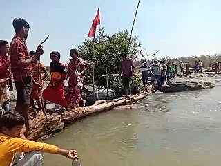 तेलवर्ती में शबरी नदी पार के दर्शन करने के लिए जाते हुए भक्त जान।