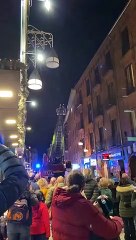 Los bomberos de Valladolid quitan nidos de palomas en una cornisa de Mantería