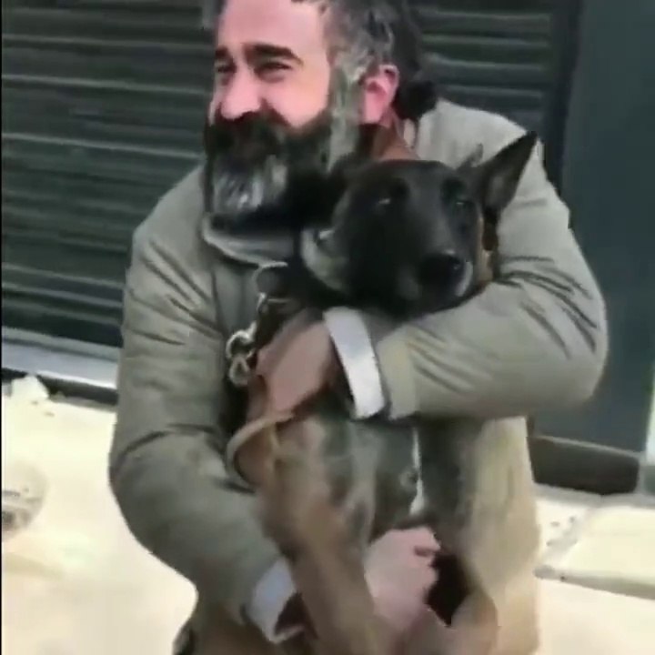 Ankara Büyükşehir Belediyesi K-9 personeli Çakıl, enkaz altında tespit ettiği vatandaşla buluştu