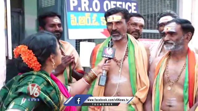Teenmaar Chandravva Interaction With Siva Deeksha Devotees At Vemulawada Temple _ V6 News