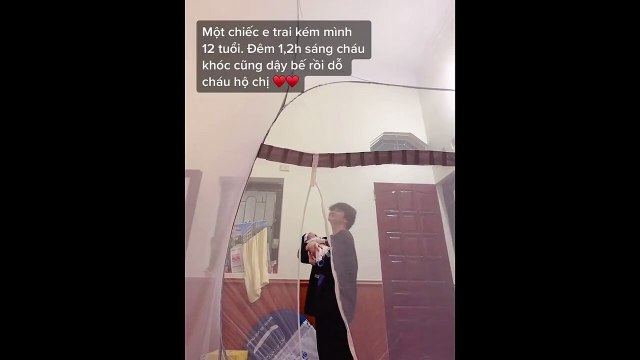 Chị gái khoe em trai hiểu chuyện, đêm nào cũng thức chăm con cùng mình