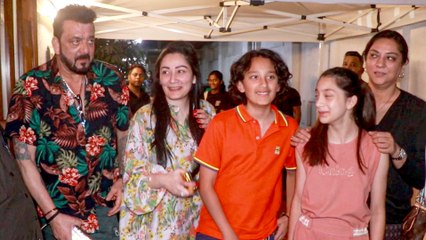 परिवार के साथ डिनर करने पहुंचे संजय दत्त, दोनों बच्चे भी साथ नजर आये