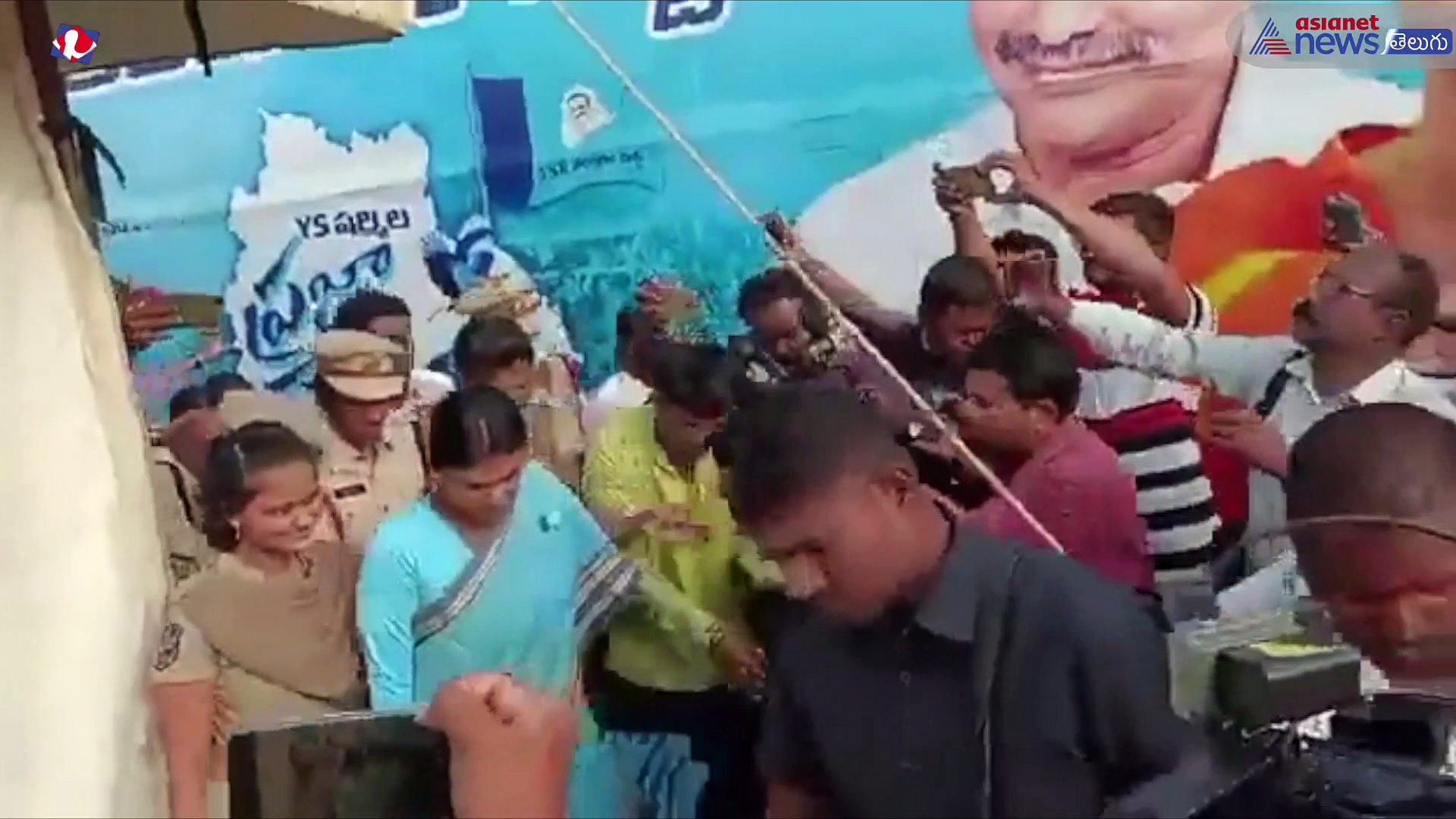 వైఎస్ షర్మిల అరెస్ట్... మహబూబాబాద్ లో మహాప్రస్థాన పాదయాత్రకు బ్రేక్ 