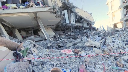 الجزيرة تلتقي بناجين يروون قصصهم في اللحظات الأولى من الزلزال