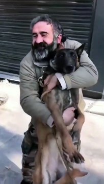 Kendisini enkazdan kurtaran köpekle buluştu