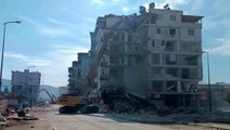Nurdağı'nda ağır hasarlı binaların yıkımı devam ediyor