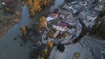 Deprem köyü ikiye böldü, evler nehre kaydı