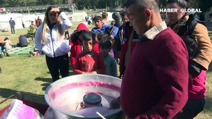 "Pamuk şekerci amca" depremzede çocukların yüzündeki tebessüm oldu