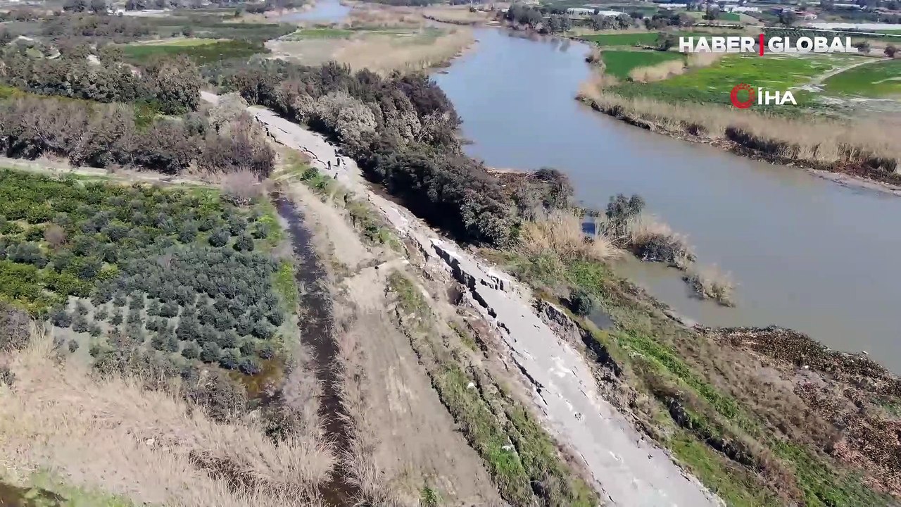 Hatay'da korkutan dakikalar: 3 kilometrelik yol önce yarıldı sonra böyle çöktü!