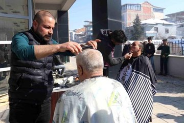 Vanlı berberlerden Malatyalı depremzedelere ücretsiz tıraş