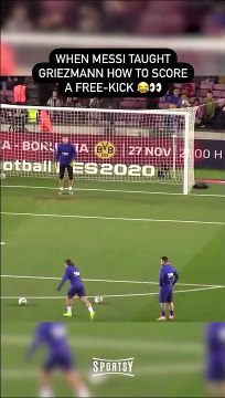 Messi nous donne une leçon de coup franc... Magique