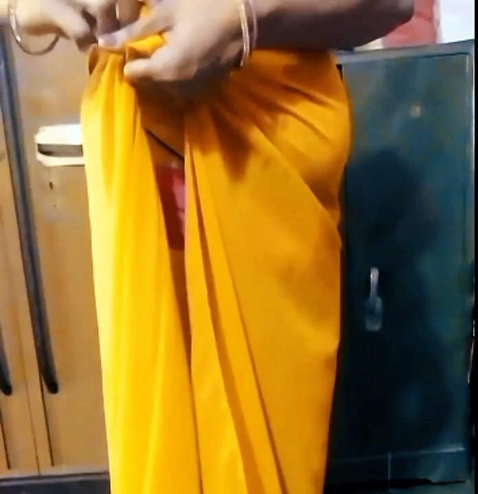 Without bra saree draping