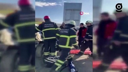 Video herunterladen: Deprem bölgesine yardıma gitmişlerdi, dönüş yolunda kaza yaptılar: 2 kişi hayatını kaybetti, 3 kişi yaralandı