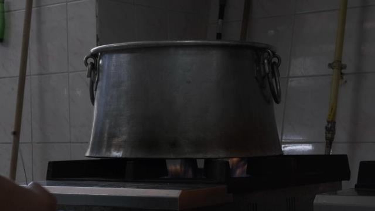 Mersin'de Cemevinde Pişirilen Yemekler, Kilisede Kalan Depremzedelere İkram Ediliyor