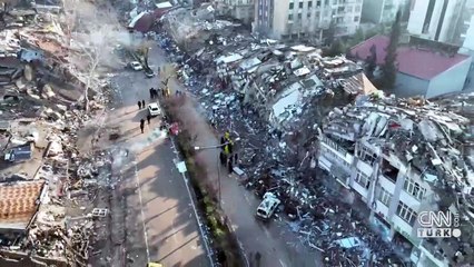 Bir şehrin enkazı böyle taşınıyor