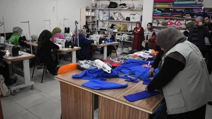 BATMAN'DA GÖNÜLLÜ KADINLAR DEPREMZEDELER İÇİN KIYAFET DİKİYOR