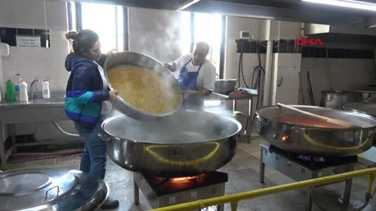 CEMEVİNDE PİŞEN YEMEKLER KİLİSEDE KALAN DEPREMZEDELERE AŞ OLUYOR