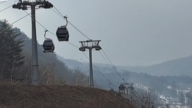 강풍에 곤돌라 멈춰 공중에 '대롱대롱'...화재로 법당 전소 / YTN