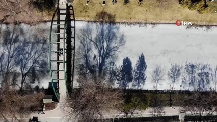 Hava sıcaklığına rağmen Porsuk Çayı'nın buzu çözülmedi