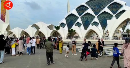 Download Video: Libur Isra Miraj, warga berwisata religi di Masjid Raya Al Jabbar