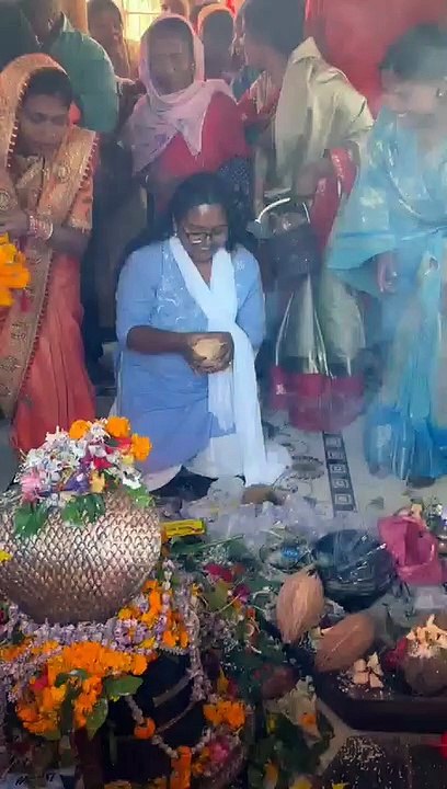 भक्तों ने जल, दुग्ध, शहद, घी, बेलपत्र, पुष्प से  भोलेनाथ का हवन पूजान  किया