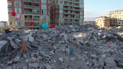 Bu görüntü yürekleri dağladı! Balonlar enkaza neden asıldı?