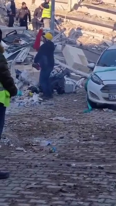 Enkazdan çocuğunun kıyafetlerini çıkaran baba, ağlayarak feryat etti