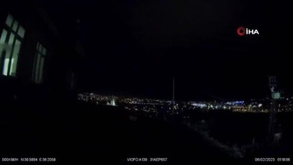 Deprem anında dikkat çeken mavi ışıklar kamerada