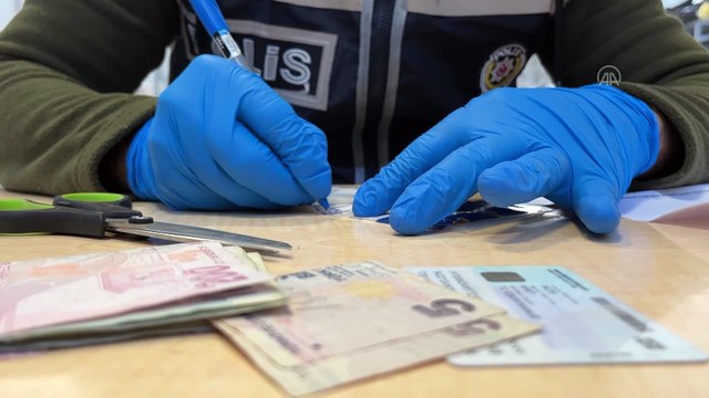 Enkazlarda bulunan para ve değerli eşyalar polis gözetiminde depoya alındı