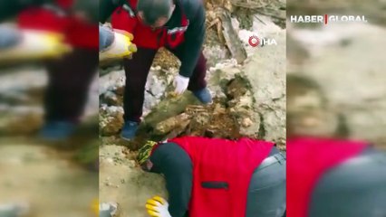 Depremzede küçüğün, Mehmetçiğin omzunda huzur bulup uyuduğu an Türkiye'yi ağlattı