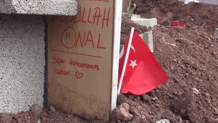 OSMANİYE'DEKİ DEPREM MEZARLARININ ÜZERİNE BIRAKILANLAR DUYGULANDIRDI; 'SÜPER KAHRAMANIM, BABAM'