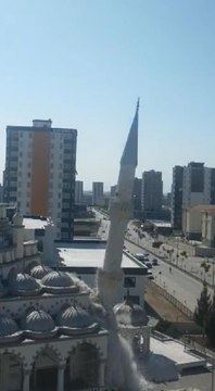 HASAR GÖREN CAMİNİN MİNARESİ, KONTROLLÜ ŞEKİLDE YIKILDI