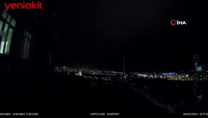Deprem anında ilginç anlar! Gökyüzünde peş peşe mavi ışıklar belirdi