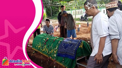 Pelawak Senior Ogud TomTam Dimakamkan, Dipenuhi Isak Tangis