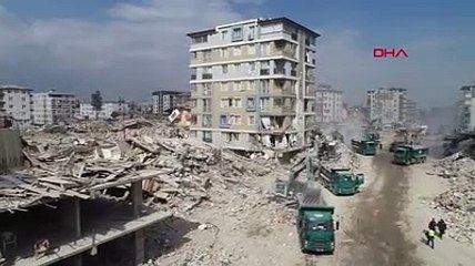 Hatay'da enkazlar kaldırılıyor