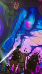 Fã inova ‘El Paso de Anitta’ e cantora o convida para dançar no palco